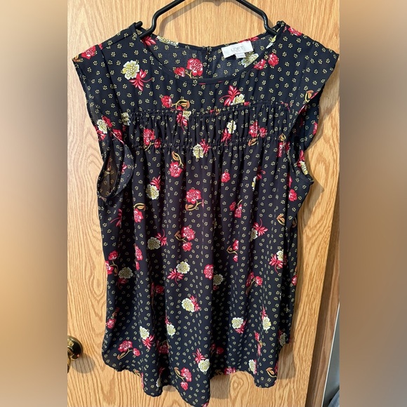 Floral Sleeveless Blouse - Picture 2 of 5